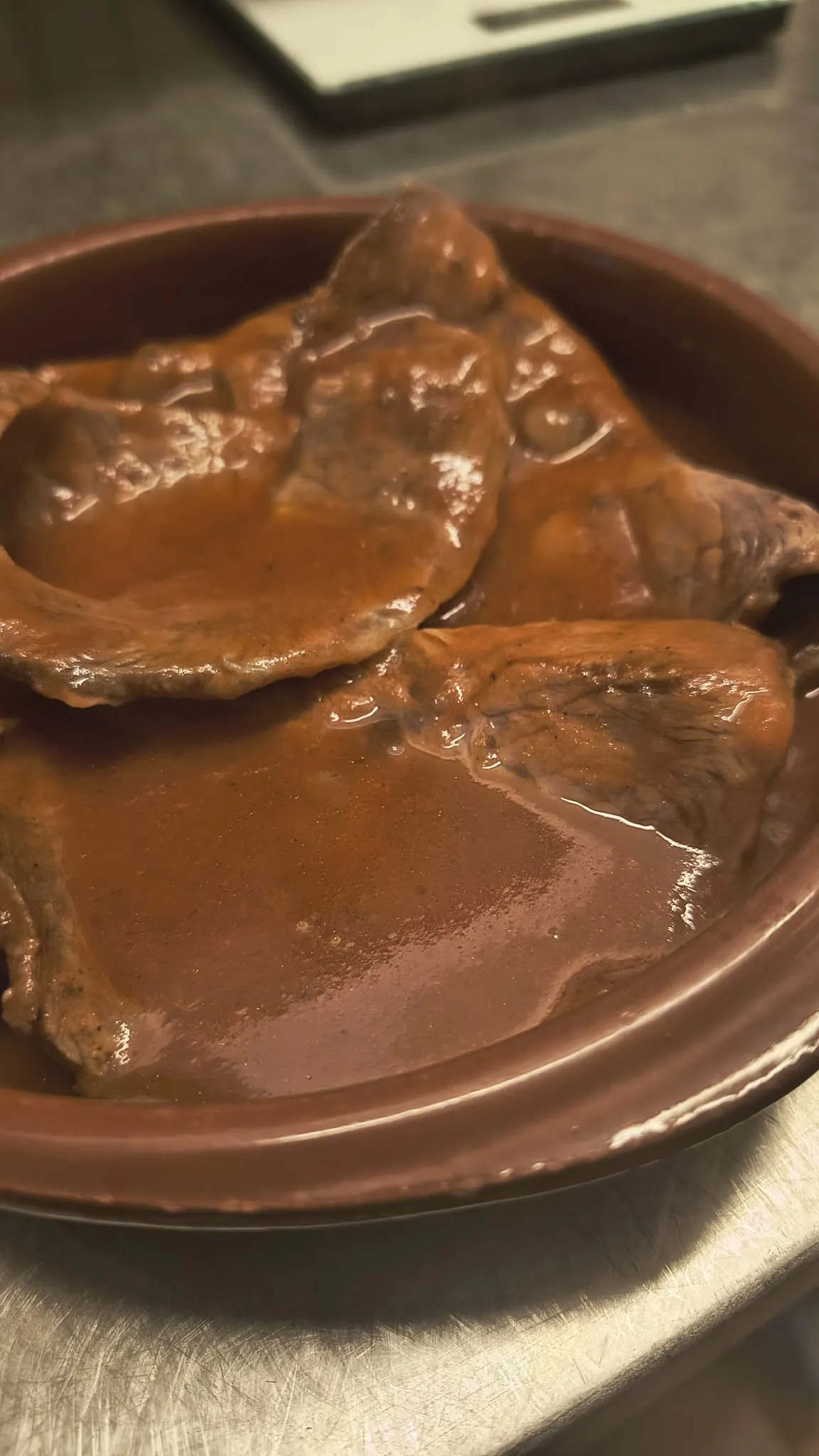 Secondo di carne nel suo sugo, in un coccio di terracotta Secondo di carne nel suo sugo, in un coccio di terracotta