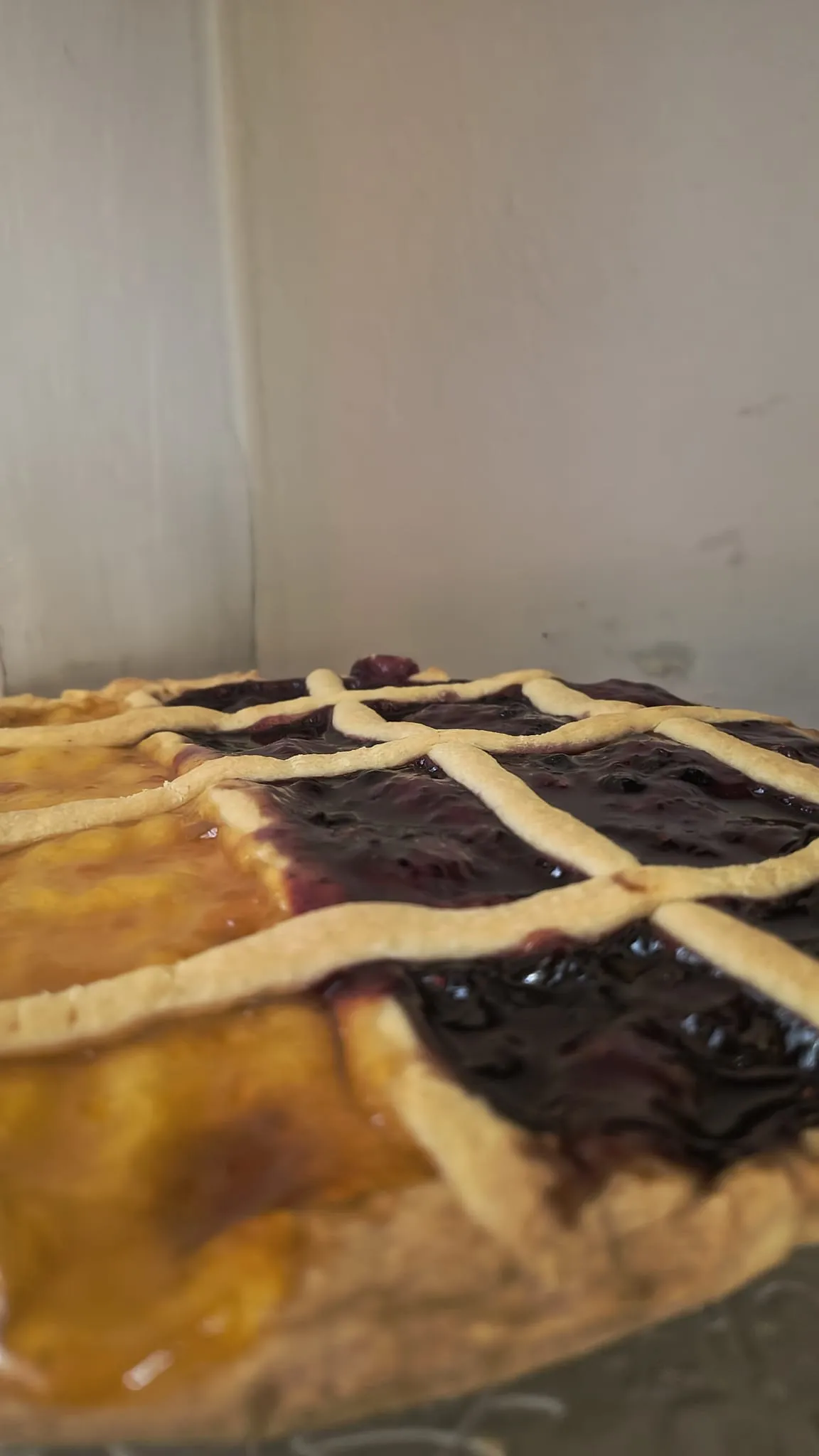 Crostata di marmellata con la tipica griglia di pasta frolla Crostata di marmellata con la tipica griglia di pasta frolla
