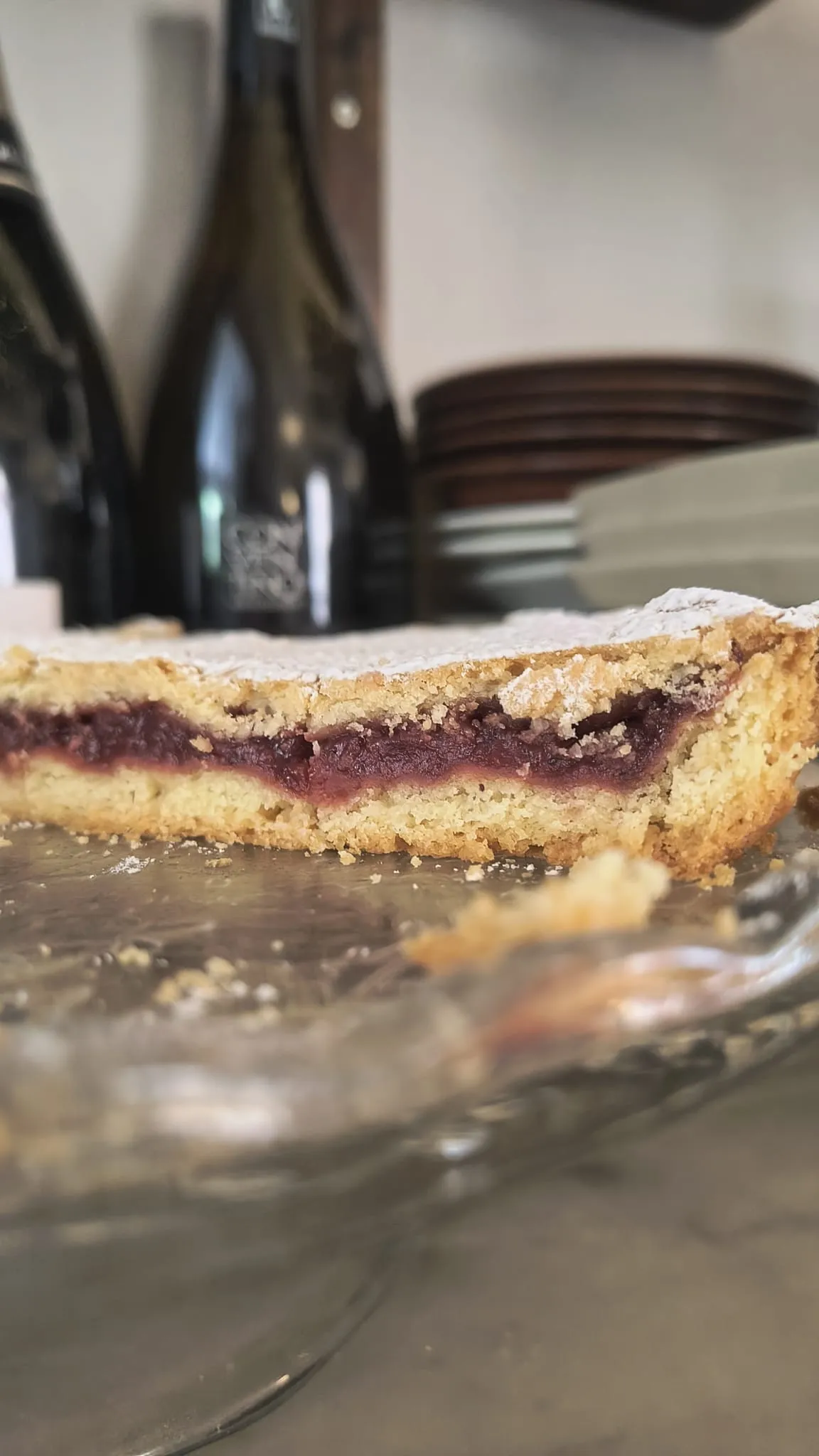 Una fetta di crostata con la marmellata di frutti rossi Una fetta di crostata con la marmellata di frutti rossi
