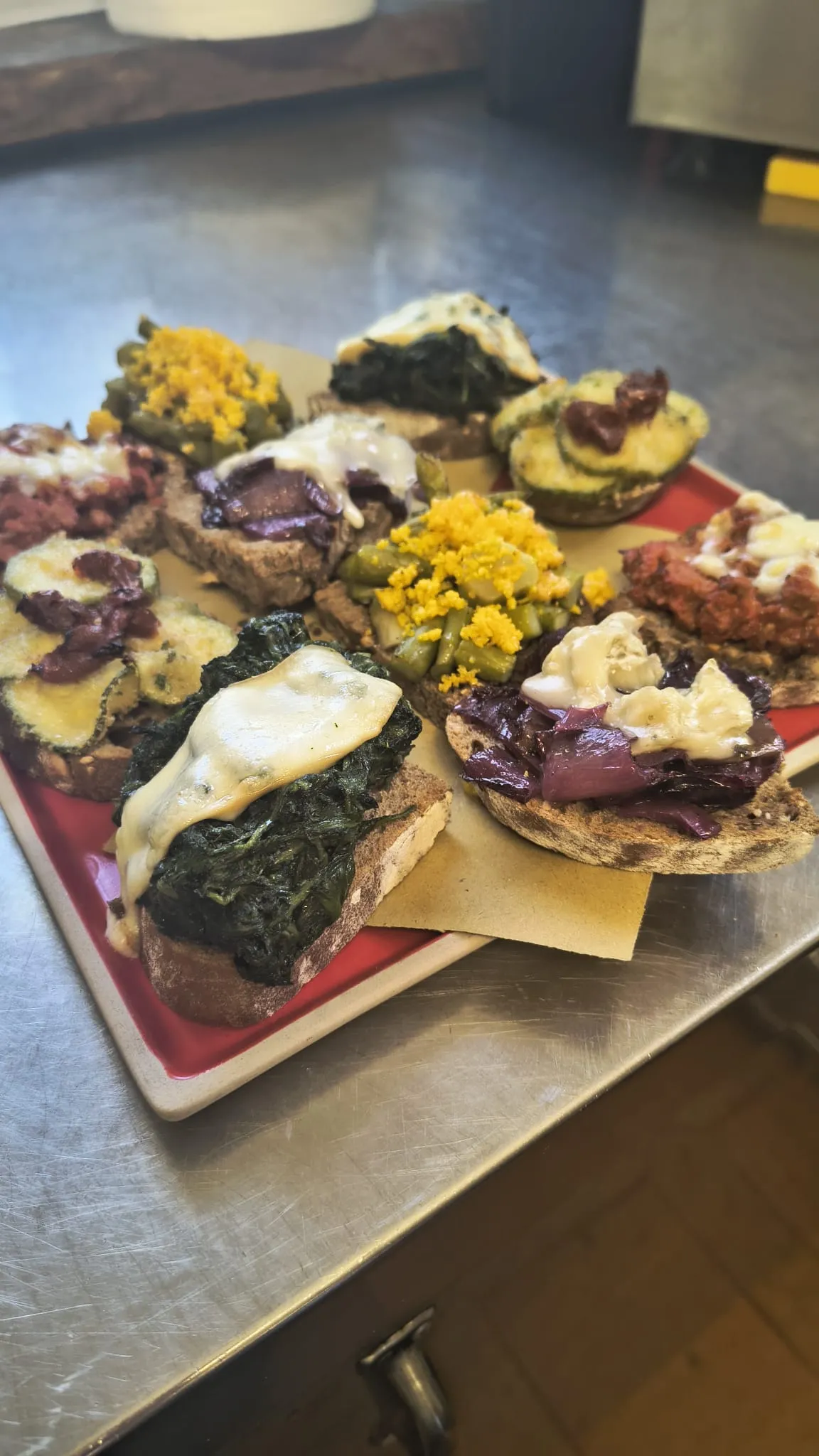 Crostini della casa con verdure e formaggi Crostini della casa con verdure e formaggi