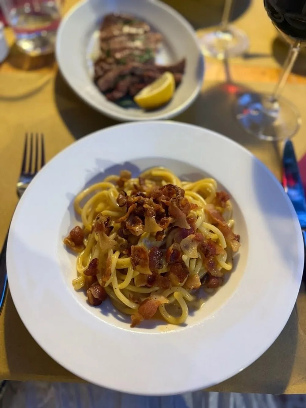 Piatto di spaghetti con guanciale croccante Piatto di spaghetti con guanciale croccante
