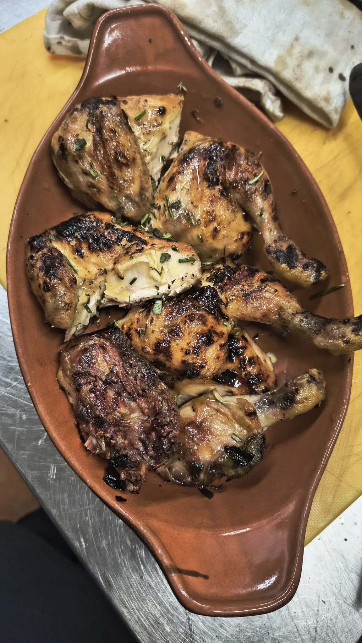 Pollo arrosto in una teglia ovale Pollo arrosto in una teglia ovale