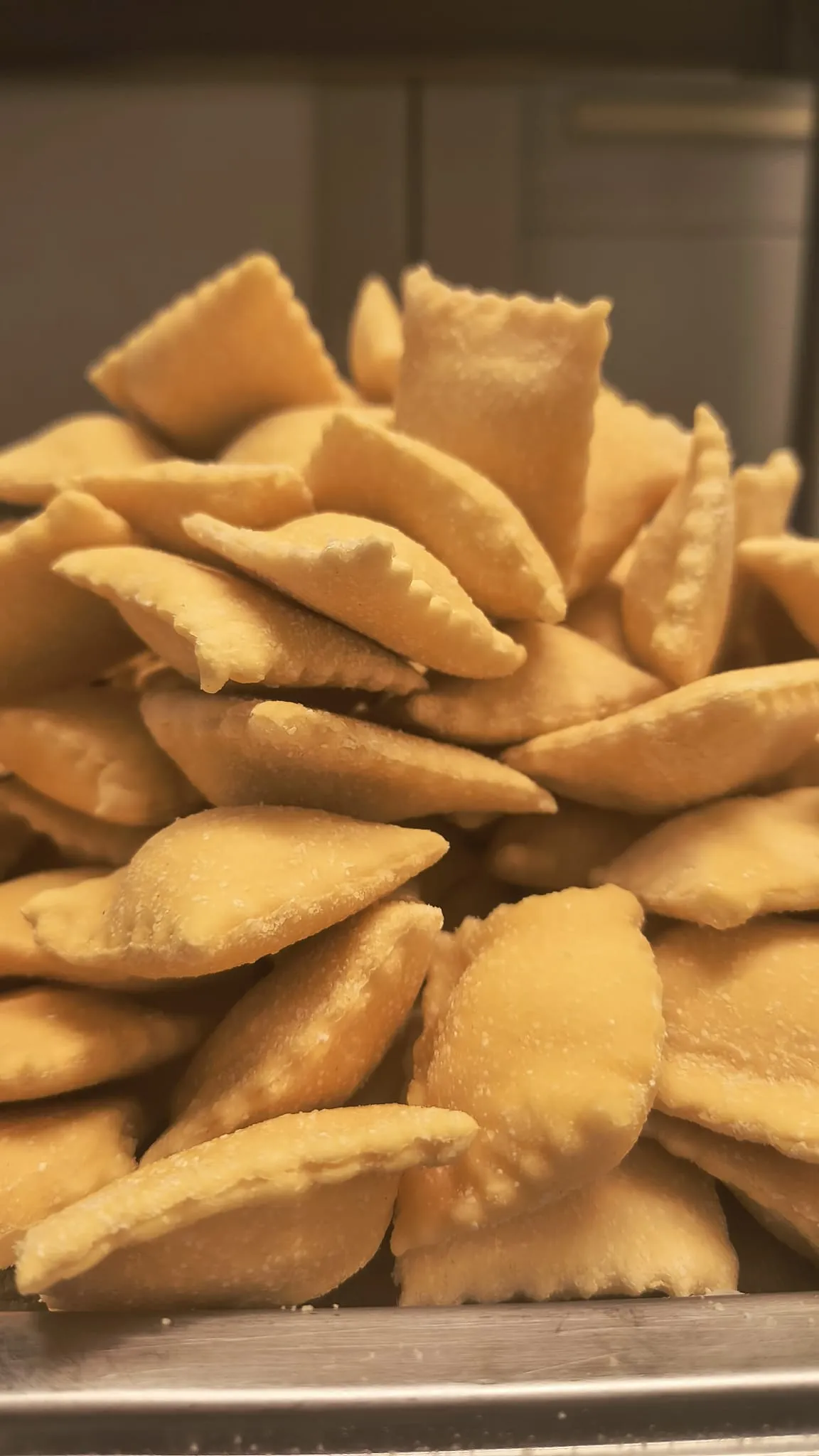 Ravioli freschi accatastati su un vassoio Ravioli freschi accatastati su un vassoio
