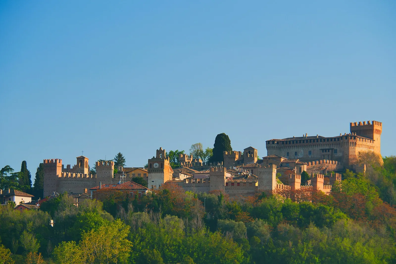 Il borgo di Gradara e la sua Rocca Il borgo medievale di Gradara con le sue mura e la Rocca, visto dalle colline