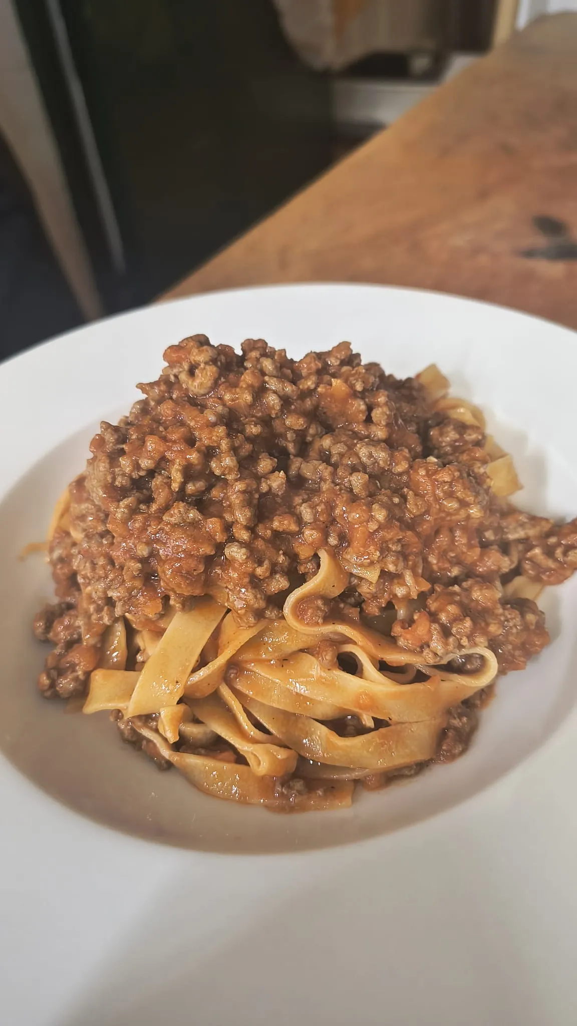 Tagliatelle fresche con un ricco ragù di carne Tagliatelle fresche con un ricco ragù di carne