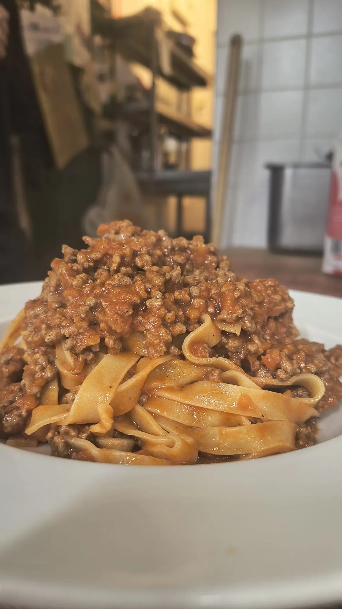 Un piatto di tagliatelle con ragù e basilico Un piatto di tagliatelle con ragù e basilico