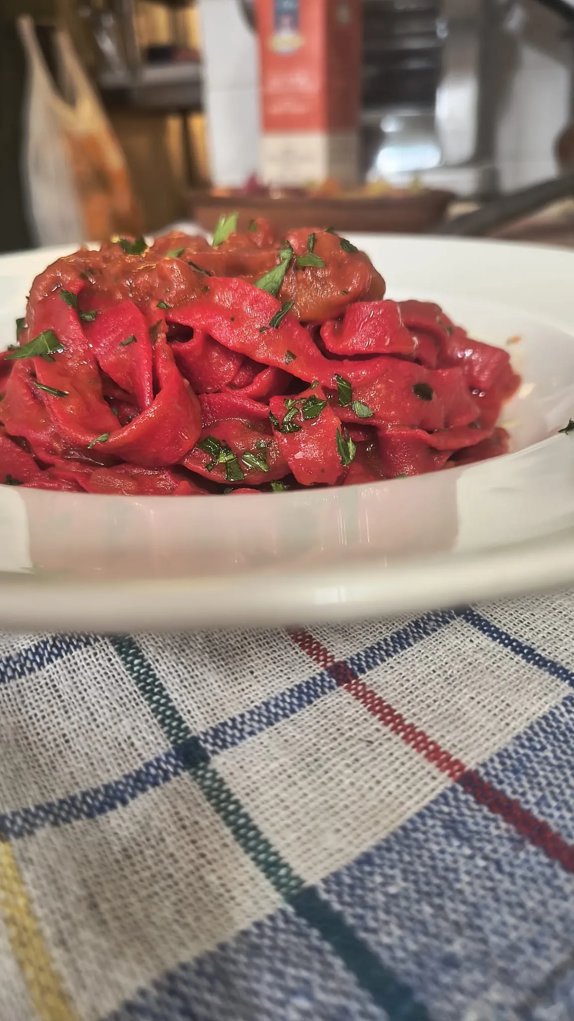 Tagliatelle rosse con prezzemolo, in un piatto fondo bianco Tagliatelle rosse con prezzemolo, in un piatto fondo bianco