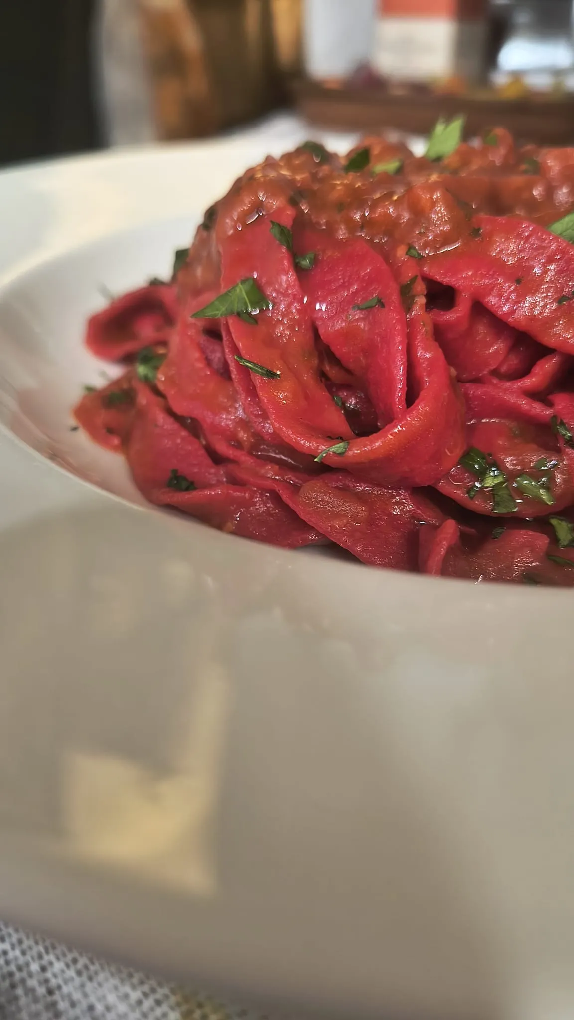 Tagliatelle rosse con prezzemolo fresco Tagliatelle rosse con prezzemolo fresco