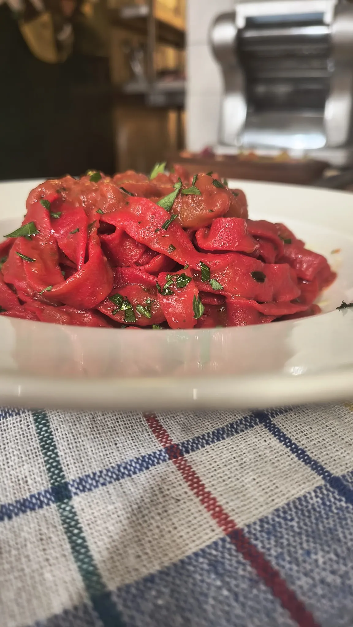 Tagliatelle rosse del diavolo Primo piano di tagliatelle rosse con prezzemolo fresco