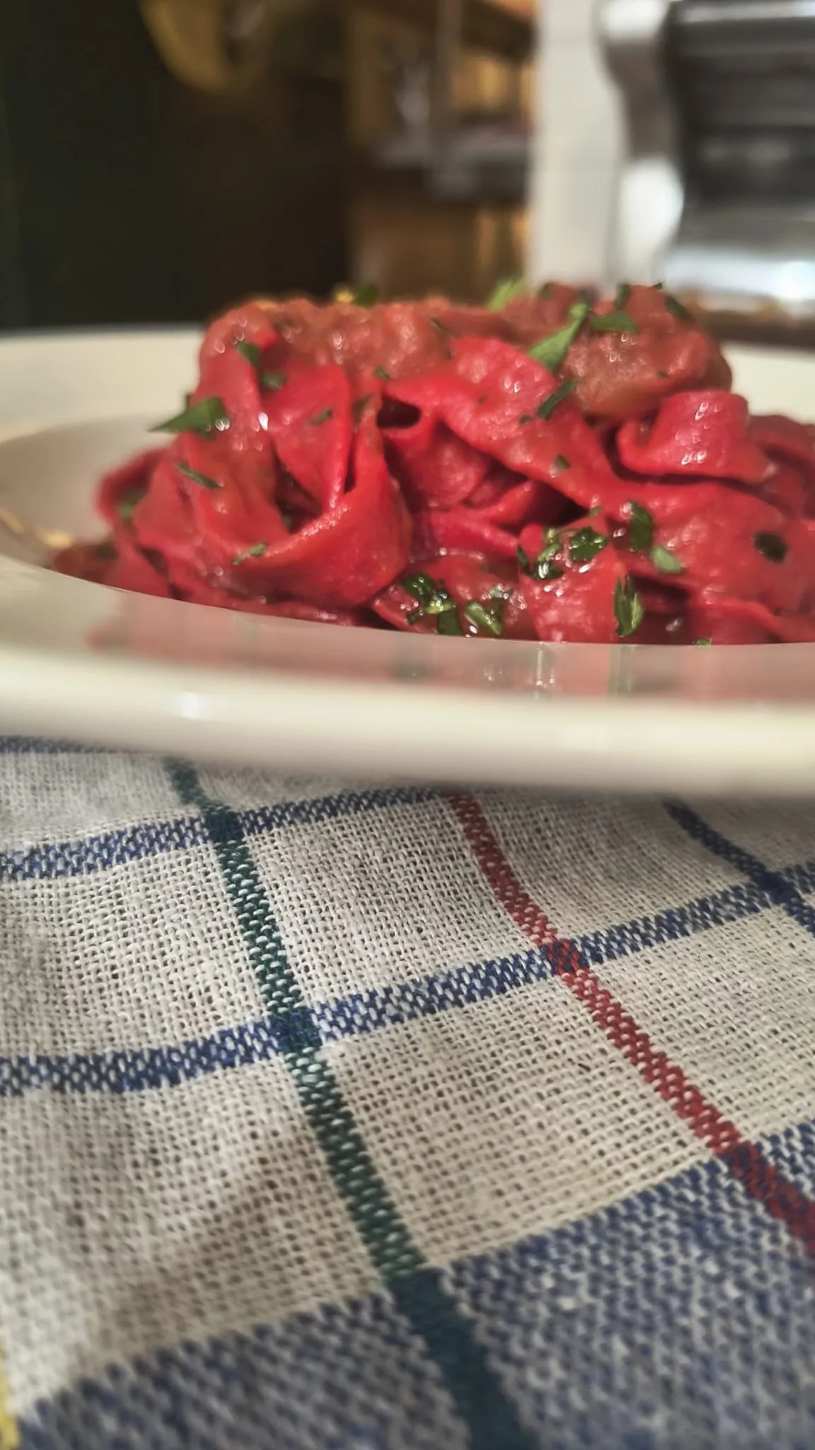 Tagliatelle rosse su un tovagliolo a quadri Tagliatelle rosse su un tovagliolo a quadri