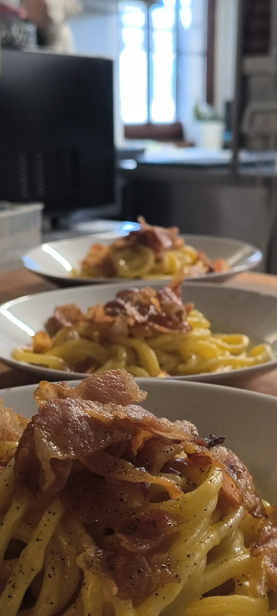 Pasta con guanciale in una fila di piatti pronti Pasta con guanciale in una fila di piatti pronti