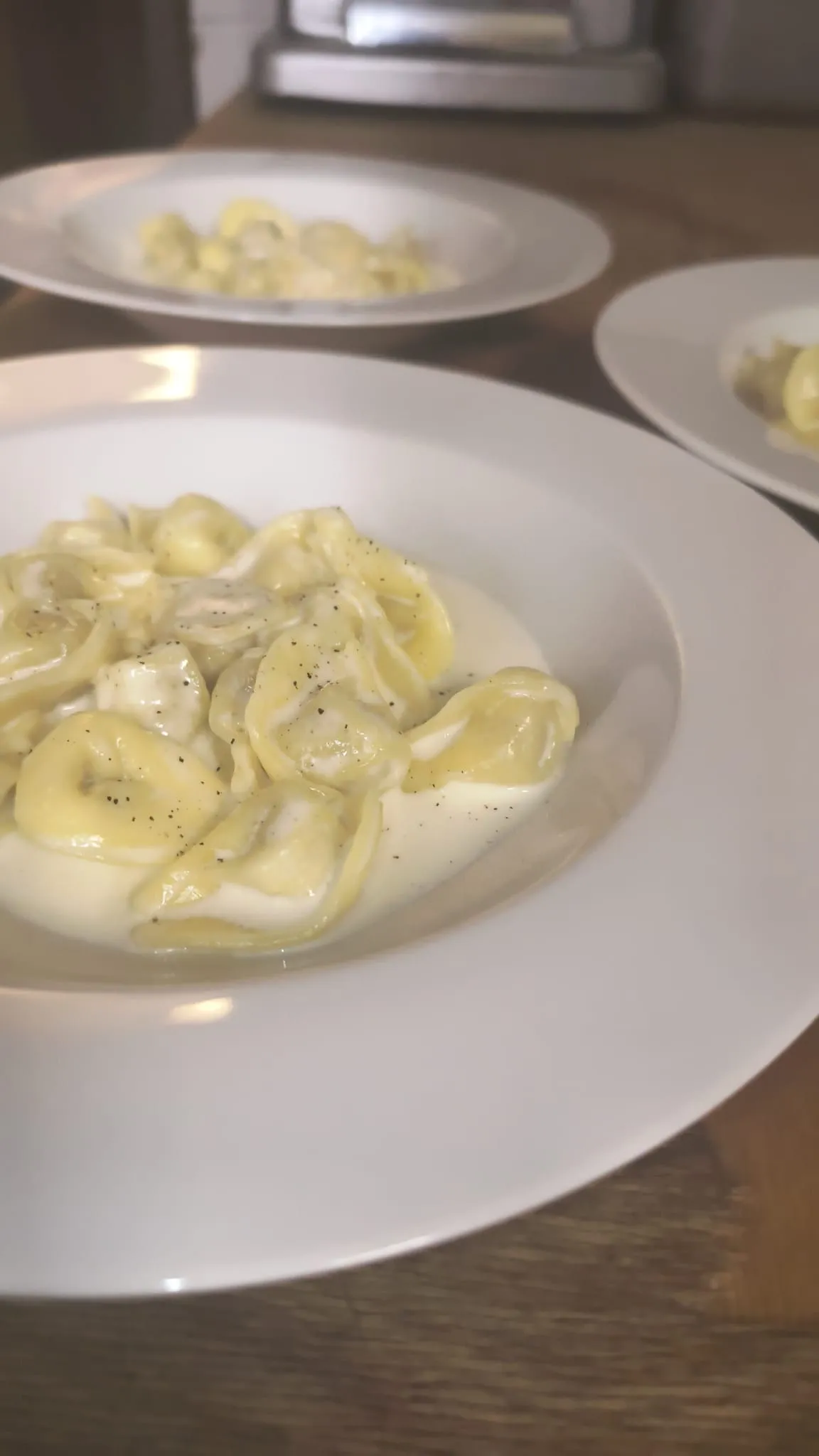 Tortelli conditi in un piatto bianco Tortelli conditi in un piatto bianco