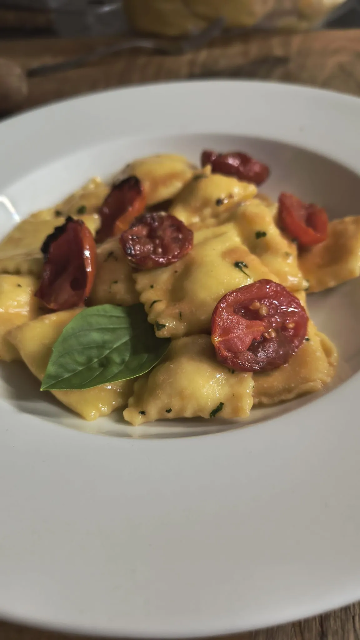 Tortelli con pomodori secchi e una foglia di basilico Tortelli con pomodori secchi e una foglia di basilico